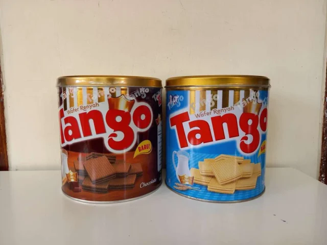 tango wafer kaleng